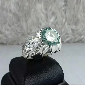  انگشتر موزونایت سبز الماس روسی با رکاب نقره طرح شکوه و نگین گرد تراش خورده
