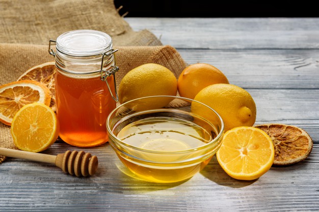 یکی‌دیگر از خواص بی‌نظیر عسل بهار نارنج، خاصیت میکروب‌کشی قوی آن است. نتایج مطالعه‌ای که اثرات چندین عسل را روی میکروب‌کشی بررسی کرده بود، نشان داد که عسل مرکبات در برابر طیف وسیعی از عوامل بیماری زا از جمله استافیلوکوکوس اورئوس، اشرشیاکلی، سالمونلا، انتریکا و اترها، خواص ضد باکتریایی قابل توجهی دارد و می‌توان از آن در درمان بسیاری از عفونت‌ها استفاده کرد.