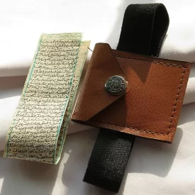 حرز امام جواد روی پوست آهو دست نویس ساعات سعد به همراه بازوبند چرم طبیعی - کد 91308
